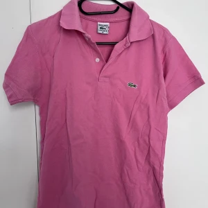 Lacoste Piké Strl. M - Stekig piké från Lacoste i storlek Medium. Sitter eventuellt lite tightare än en medium. Fint skick, sällan använd. Vid frågor, skicka gärna ett meddelande 🙏