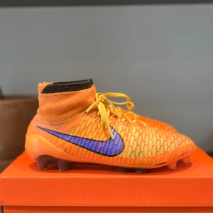 Nike magiska obra  - Ett par väldigt gamla och sällsynta magistas i okej sick. Skorna i sig har inga skador eller annat. Endast färg från de yttersta lagret som har lossnat. Men inga skador som stör spel eller annat. 