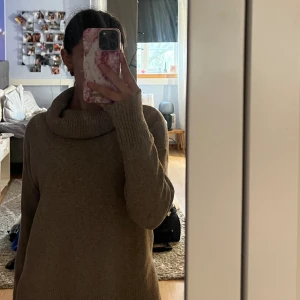 Stickad tröja  - En stickad polo tröja från Vero Moda med liten slits nertill på bägge sidor. Knappt använd 