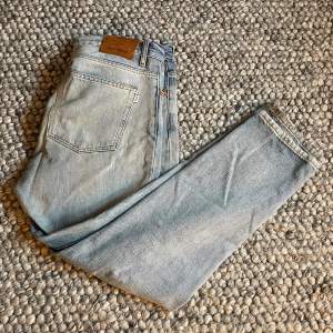 Woodbird jeans, modell Doc och storlek 32/32. De är ljusblåa och jag skulle säga att att skicket på dem är 7/10. Enda felet på dem är att de har svartnat lite längst ner på benen, annat än det är de i princip som nya. Kontakta mig om du har frågor.