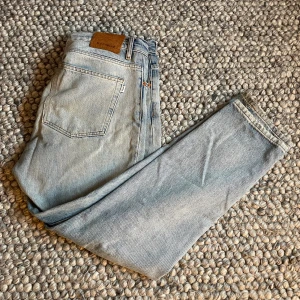 Woodbird jeans 32/32 - Woodbird jeans, modell Doc och storlek 32/32. De är ljusblåa och jag skulle säga att att skicket på dem är 7/10. Enda felet på dem är att de har svartnat lite längst ner på benen, annat än det är de i princip som nya. Kontakta mig om du har frågor.