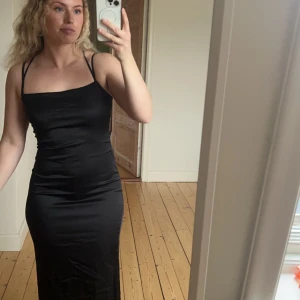 Balklänning - En av balklänningarna jag inte använde till min bal, lappen sitter kvar och allt. Anledningen till att jag inte använde denna är för att jag valda samma modell fast en annan färg. Jag är 160cm och den är lite lång för mig, jag fick ha höga klackar:)