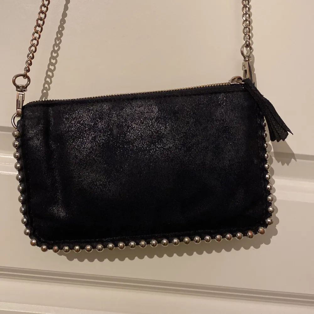 ”Pärlorna” är lite rostiga men annars ganska bra skick. Säljer pga den inte kommer till användning. Kostar 260kr. . Laukut & Käsilaukut.