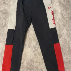 Nike Air byxor - Snygga Nike Air mjukis. Det passar riktigt bra och är i fint skick. Säljer för de är för små. Storlek 137-147 Färg Svart Om du vill ha fler bilder är det bara att fråga. Pris går att diskutera!