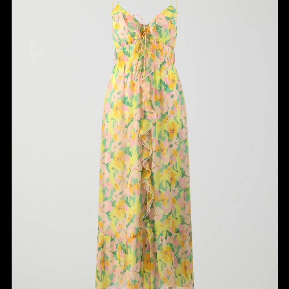 Så himla fin klänning från Gina tricot, perfekt till sommar/våren! (Helt slutsåld) Har använt klänning en gång! ORGINALPRIS: 799kr. Klänningar.