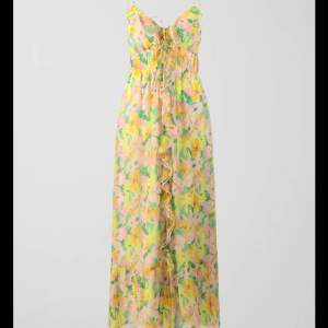 Så himla fin klänning från Gina tricot, perfekt till sommar/våren! (Helt slutsåld) Har använt klänning en gång! ORGINALPRIS: 799kr