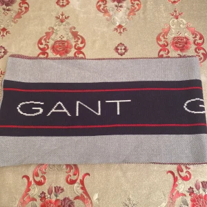 Gant Halsduk  - Har haft den ett tag men använt bara tre gånger, den är i ny skick 