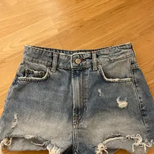 Vanliga zara shorts, säljs även i grå🩷 Bra skick, kommer strykas innan leverans!🩷 Kom privat för bättre bilder🫶