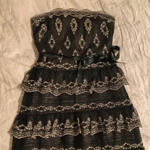 Klänning - Superfin volangklänning med spets❣️