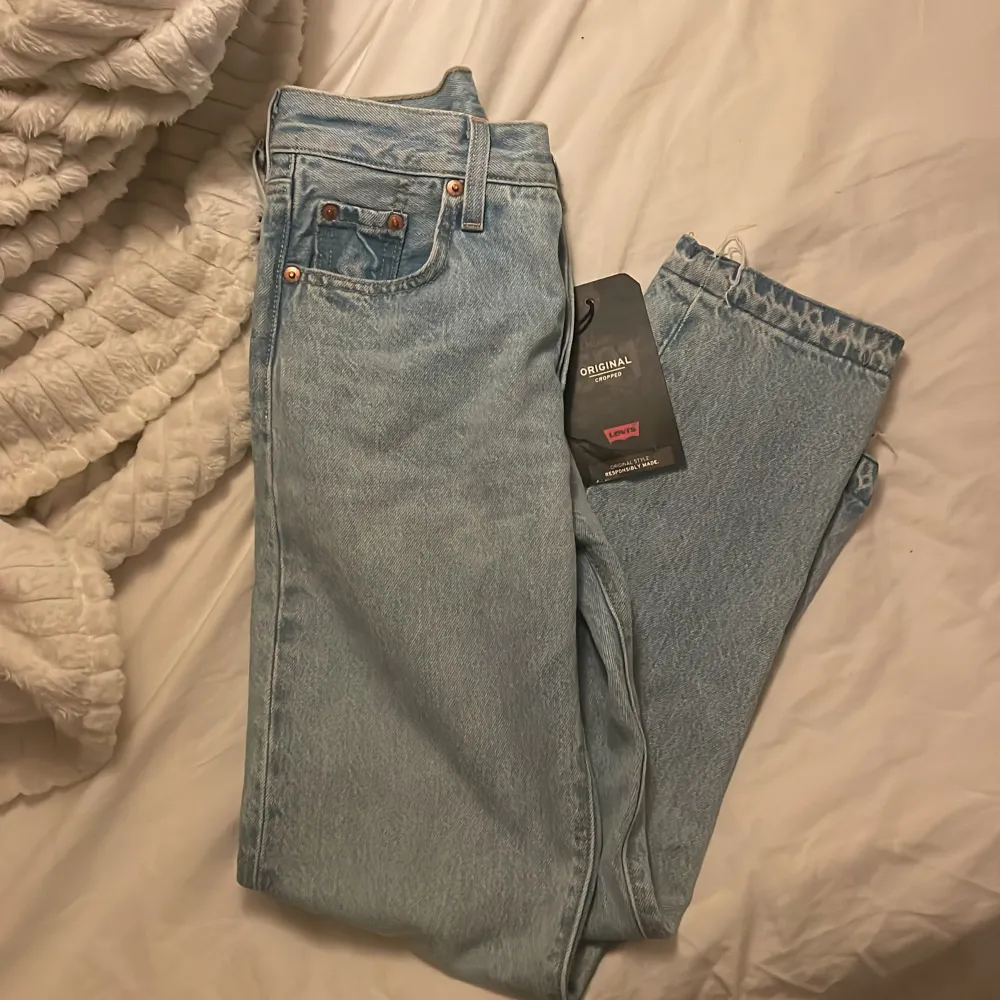 Oanvända jeans från Levis Stl 23/26 . Jeans & Byxor.