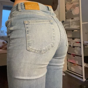 Jeans - Säljer dessa söta jenas ifrån only i nyskick, säljer likadana i grå 💘💘