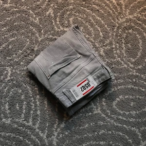 DSQUARED2  - Säljer nu dessa Dsquared jeans i storlek w 31, i ny skick!
