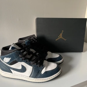 Jordan 1 mid armory navy - Säljer mina Jordans då jag inte använder de mer! Boxen ingår! Stl 45