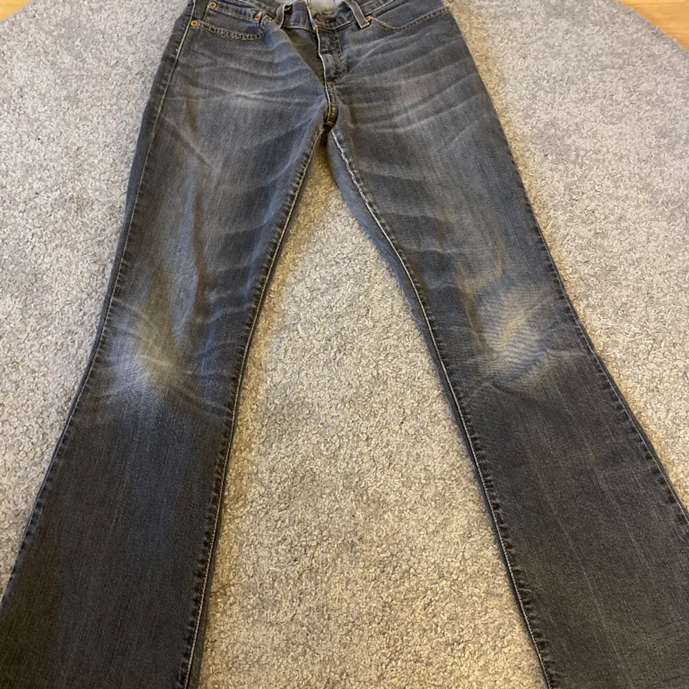 Superfina Low waist bootcut jeans från Levis. Ett par blå och ett par grå (se bild 2 & 3) stickpris (pris kan absolut diskuteras) W30 L32(konstiga storlekar), dem är dock insydda i midja/lår vilket inte syns (kontakta mig för bättre bilder och mått) . Jeans & Byxor.