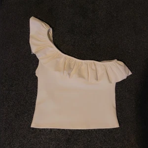 Fest Topp✨🤍🍾 - kommer inte till användning, helt ny🤍✨  Har en i svart med köp båda för 140kr