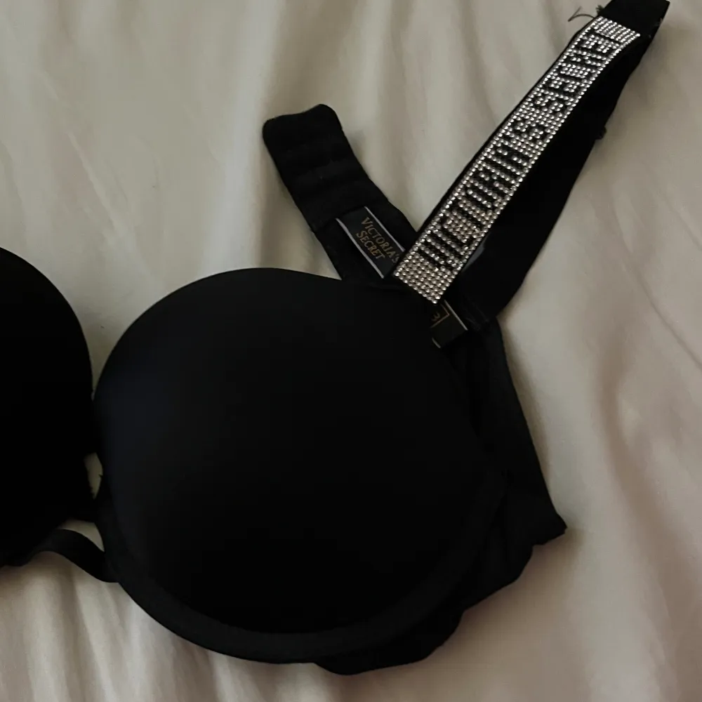 Shinestrap bh från Victorias Secret🪩💗 strlk 75B och extra mkt push up 🥰 Originalpris: 1080 kr Mitt pris: 500 kr. Övrigt.