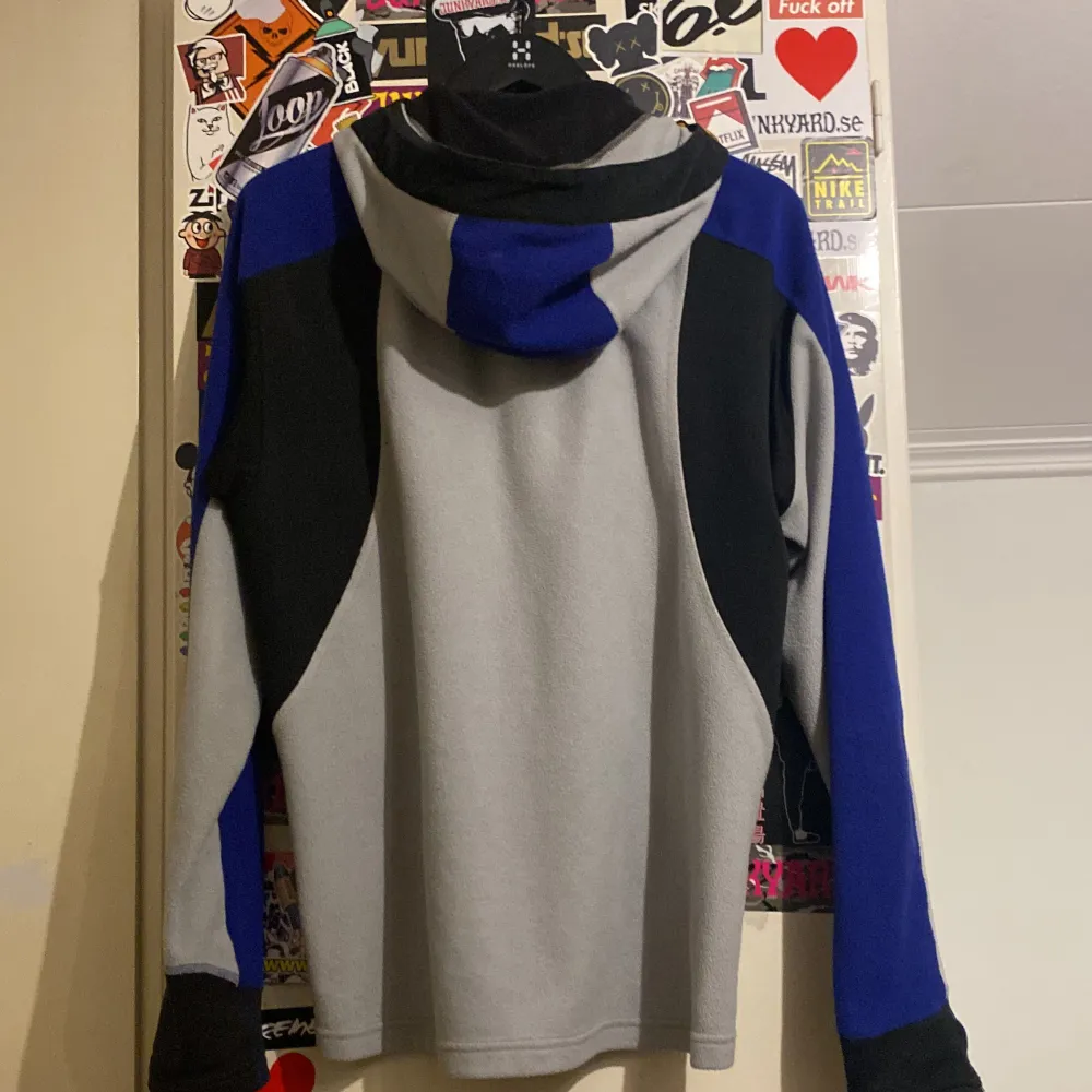 Bra skick  Snygg blå zip hoodie med gråa och svarta detaljer. Hoodies.
