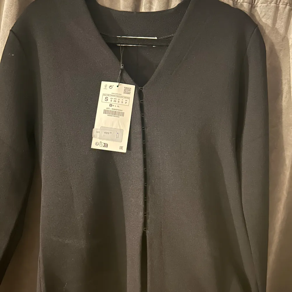 Säljer denna ❗️slutsålda❗️ oanvända tröjan från Zara i strl S💓 köpt för 499 säljer för 399. Tröjor & Koftor.