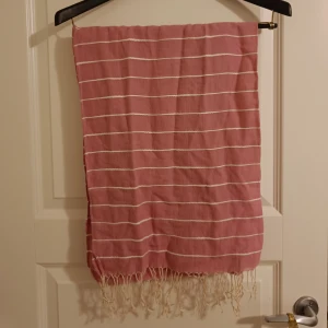 Tunn vårig rosa halsduk - Felfritt skick, sällan använd. 