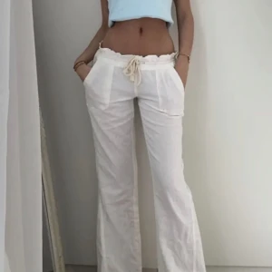 Roxy linnebyxor - Lägger ut igen pga oseriös köpare!! Säljer ett par vita och lågmidjade linnebyxor från märket Roxy😍😍 inga defekter