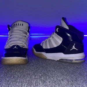 Jordan 11 Max aura  - Jordans i storlek 38 i ganska använt skick defekt på vänstra skon går säkert att få bort med aceton eller något annat har inte låda eller kvitto eftersom jag köpt dem av en kompis 