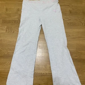 Puma flared byxor y2k - Typ 90-80cm midja 37cm Jag är 165cm skulle passa för personer under 160cm 