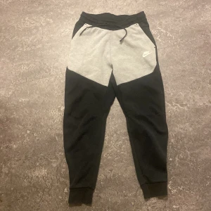Nike tech joggers - Detta är den nyaste modellen av Nike tech som har användes 1 gång, bara när man skulle testa dem, de är ny tvättade 