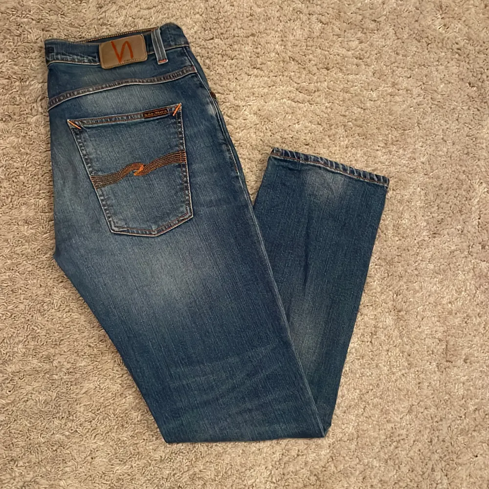 Nudie jeans | Grim Tim | Storlek: 34/30 | Slim fit | Blå färg | Skick: 9/10 | Hör gärna av dig vid frågor och funderingar ⭐️. Jeans & Byxor.