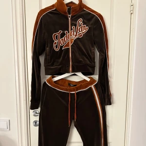 Jaded London set  - Ett set från Jaded London, använt några gånger. Koftan har en defekt - dragkedjan har åkt av men man kan fortfarande dra upp och ner den.  Båda delarna är i strl 36 (S) Man kan köpa delarna separat, det angivna priset är för hela setet