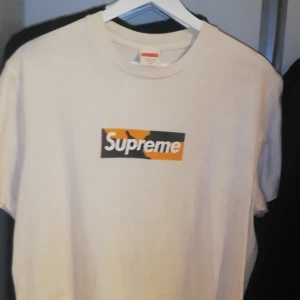 Supreme Brooklyn T shirt - Den är i ett bra men använd skick Den är 100% äkta köptes för 1599 för 1 år sen,  Skicka dm för mer bilder