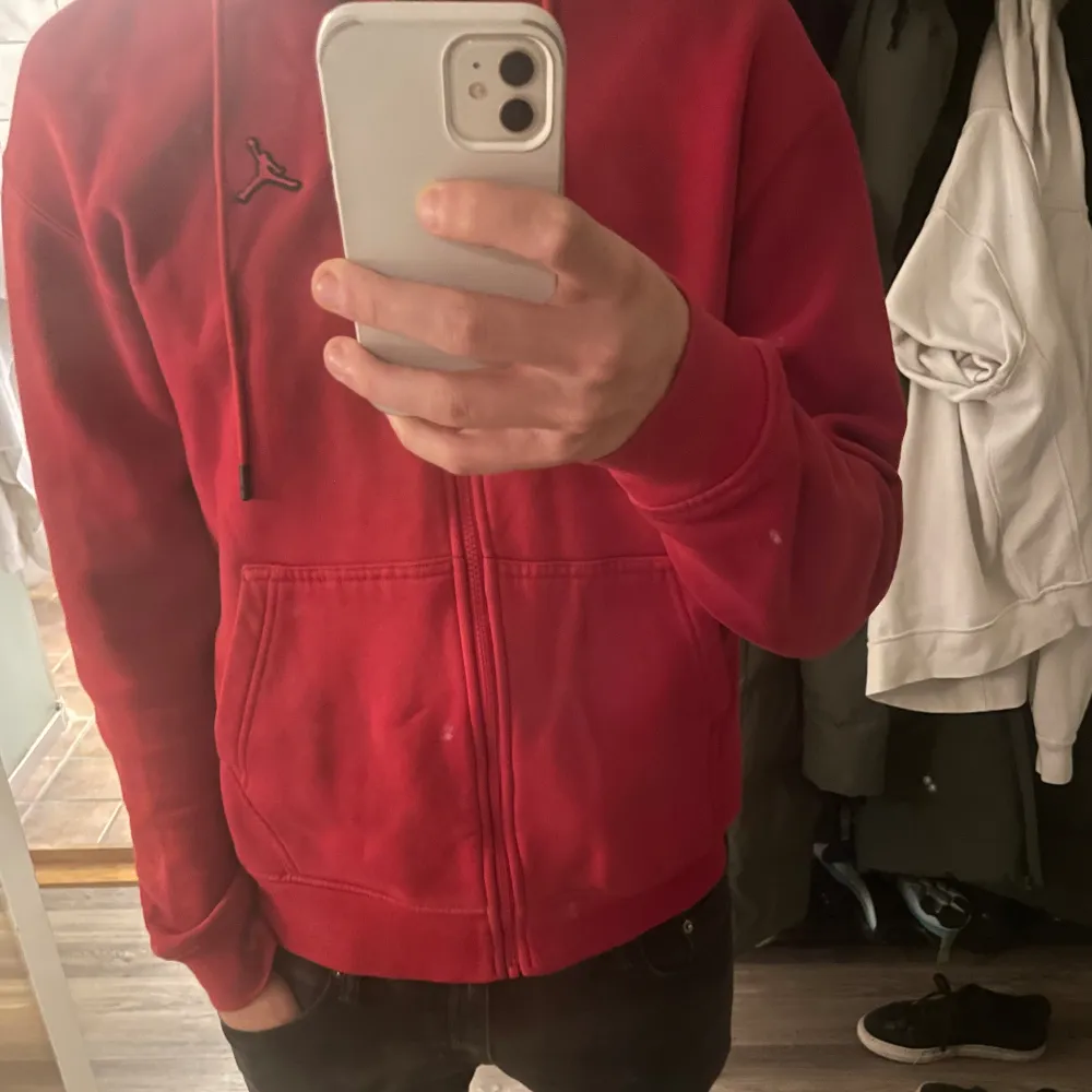 En röd Nike Jordan hoodie är superbra skick. Tröjan är i storlek medium. Hör av dig för fler bilder eller frågor!. Hoodies.