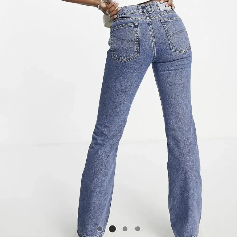 Säljer dessa fina mörkblåa jeansen som är köpta på ASOS. Strl 26/32, 150kr+frakt🫶🏻lite mörkare i färgen än på den första bilden. skriv för fler bilder!. Jeans & Byxor.