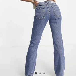 Jeans från Asos - Säljer dessa fina mörkblåa jeansen som är köpta på ASOS. Strl 26/32, 150kr+frakt🫶🏻lite mörkare i färgen än på den första bilden. skriv för fler bilder!