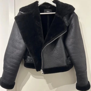 Skinnjacka med päls - Jättesnygg skinnjacka med päls från bikbok. Endast använd ett fåtal gånger så den är i superfint skick :)
