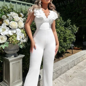 Vit jumpsuit! - Gratis frakt nu i 7 dagar!!! Perfekt till studenten! Lapp sitter kvar och helt oanvänd. Säljer pga jag hittade en annan som jag föredrar. 💞 Skicka för fler bilder! 
