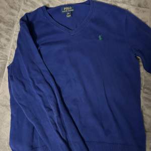 Säljer en Polo Ralph Lauren stickad tröja i storleken L (14-16)😀 Hör av dig vid funderingar eller frågor🤔