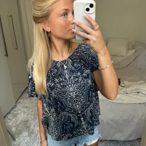 Mönstrad blus - Säljer denna mörkblåa mönstrade blus. Har du någon fråga är det bara att höra av dig🫶🏻