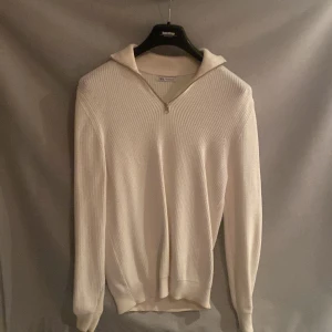 Halfzip från zara  - Säljer min half zip från zara storlek M. Pris går att diskutera 