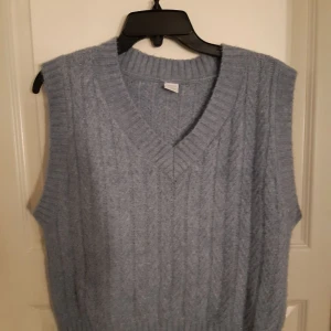 Ljusblå stickad väst - Fin ljusblå väst ifrån lindex. Endast testad då jag inte fått användning för den. Storlek 158/164 men stor i storleken