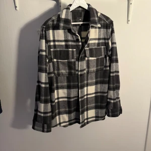 Flanellskjorta vit/svart/grå - Använd 1 gång, som ny.