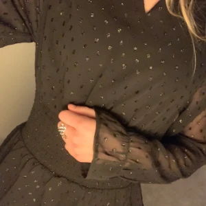 Svart klänning  - Svart klänning från Gina Tricot Young. Superfin klänning dock använder jag inte den längre. Skicka för fler bilder! 