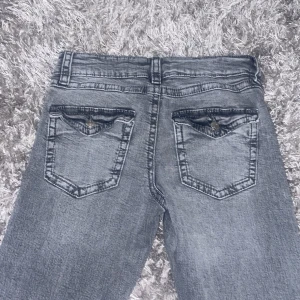 Ginatricot low waisted  - Gina tricot low waisted jeans med bootcut , liknar ltb jeansen jätte fina 💕men passade inte mig så bra 
