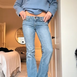 Jeans med låg midja  - Säljer dessa då de inte passar, köpt secondhand men i bra skick, ej använda sedan jag köpte dem! Lånade bilder