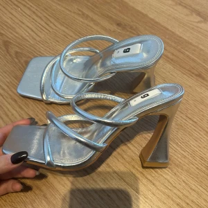 Silvriga klackskor  - Helt oanvända silvriga klackar från Gina Tricot i storlek 36! 