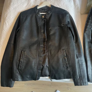 Jeansjacka från Cubus  - Jeansjacka, inte använd så mycket. Storlek s.. pris diskuteras i privat. 