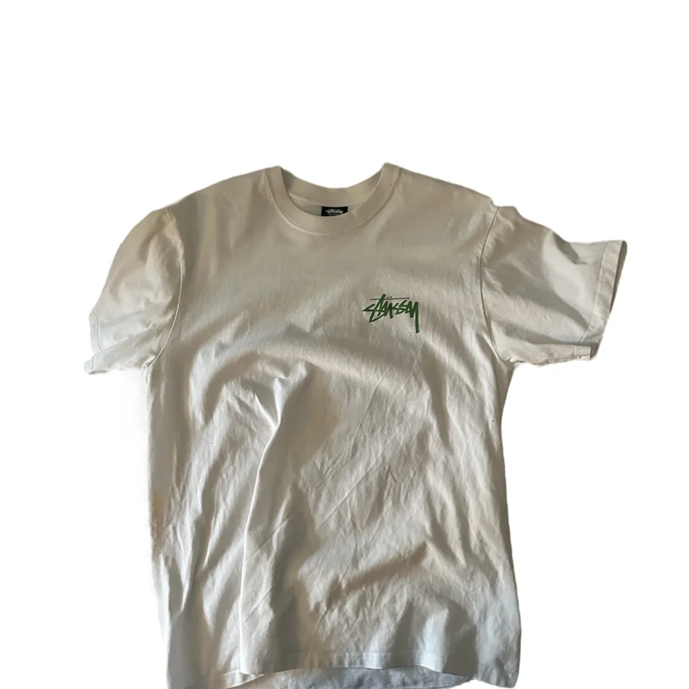 Säljer nu min stussy tee, perfekt skick och väldigt snyggt tryck. Originala plastpåsen följer även med, tveka inte på att fråga efter fler bilder eller så. Pris kan diskuteras💯💯. T-shirts.