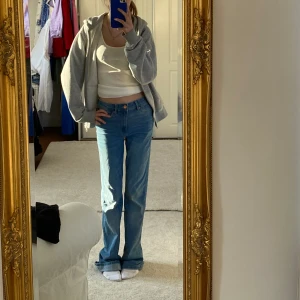 Only jeans - Jättefina jeans som är andvända max 2 gg💗Det är i ett superfint skick, säljer pga är för stora💕Det finns små fläckar som inte är synliga och som kan enkelt tvättasbort☺️Bara att fråga om fler bilder. Jag kan absolut sänka pris vid snabb affär💗