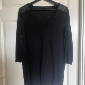 Tröja med puffar på ärmen  - Tröja med puffar på ärmen 