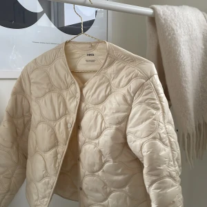 Mango jacka - Säljer min super snygga jacka från mango eftersom den inte längre kommer till användning! 🤍🤍Andvänt fåtal gånger och har inga synliga defekter.