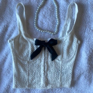 Korsett topp - Obs smycket och rosett ingår ej, korsett topp/linne super snyggt till fest eller sommaren! 